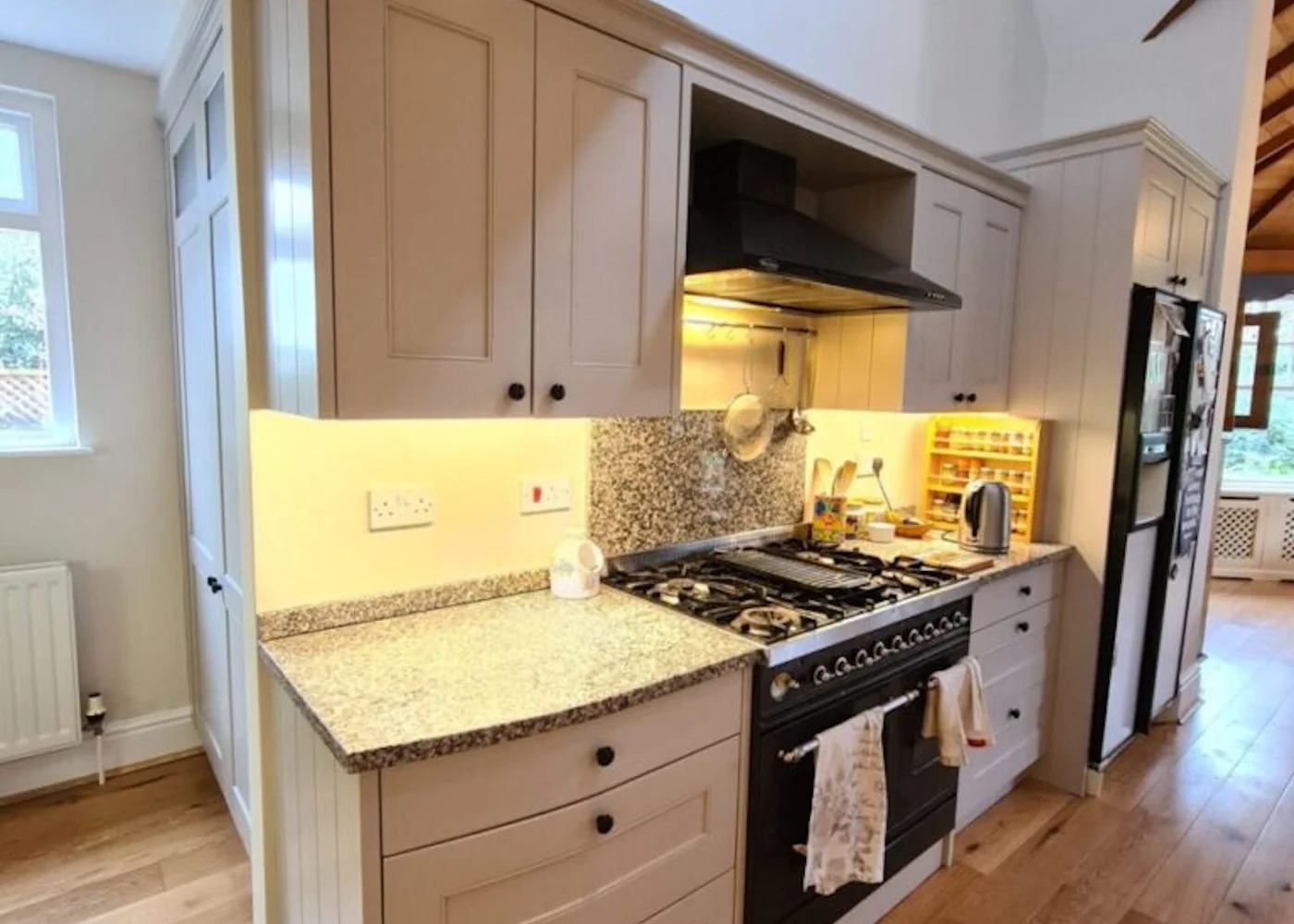 Can laminate kitchen cabinets be professionally spray painted