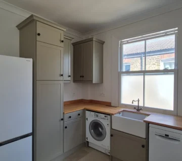 What is the difference between hand painting and spraying a kitchen